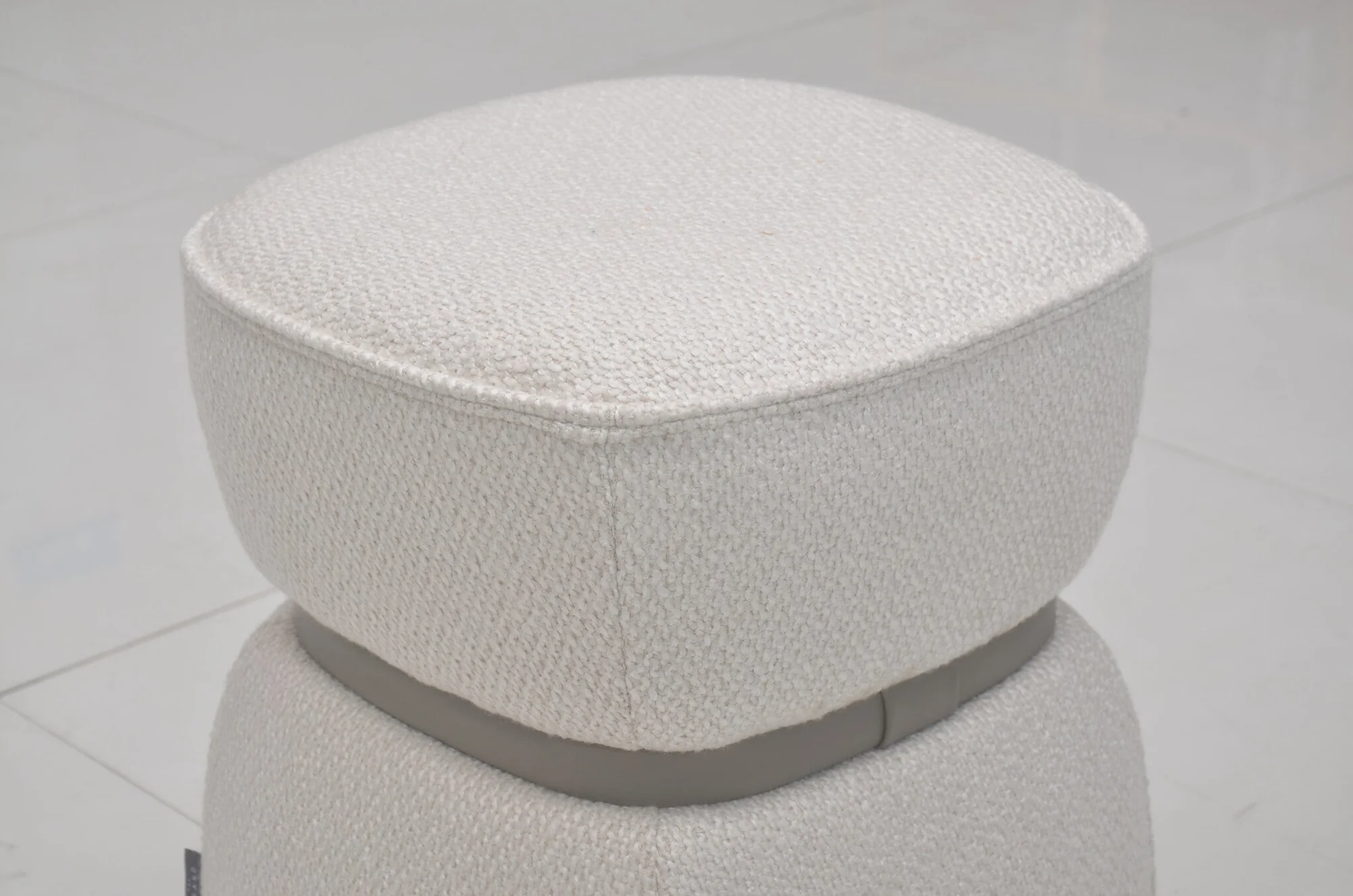 vera-pouf-detail_dd9afa5a-b5be-4454-890c-d72b74008d5f.jpg